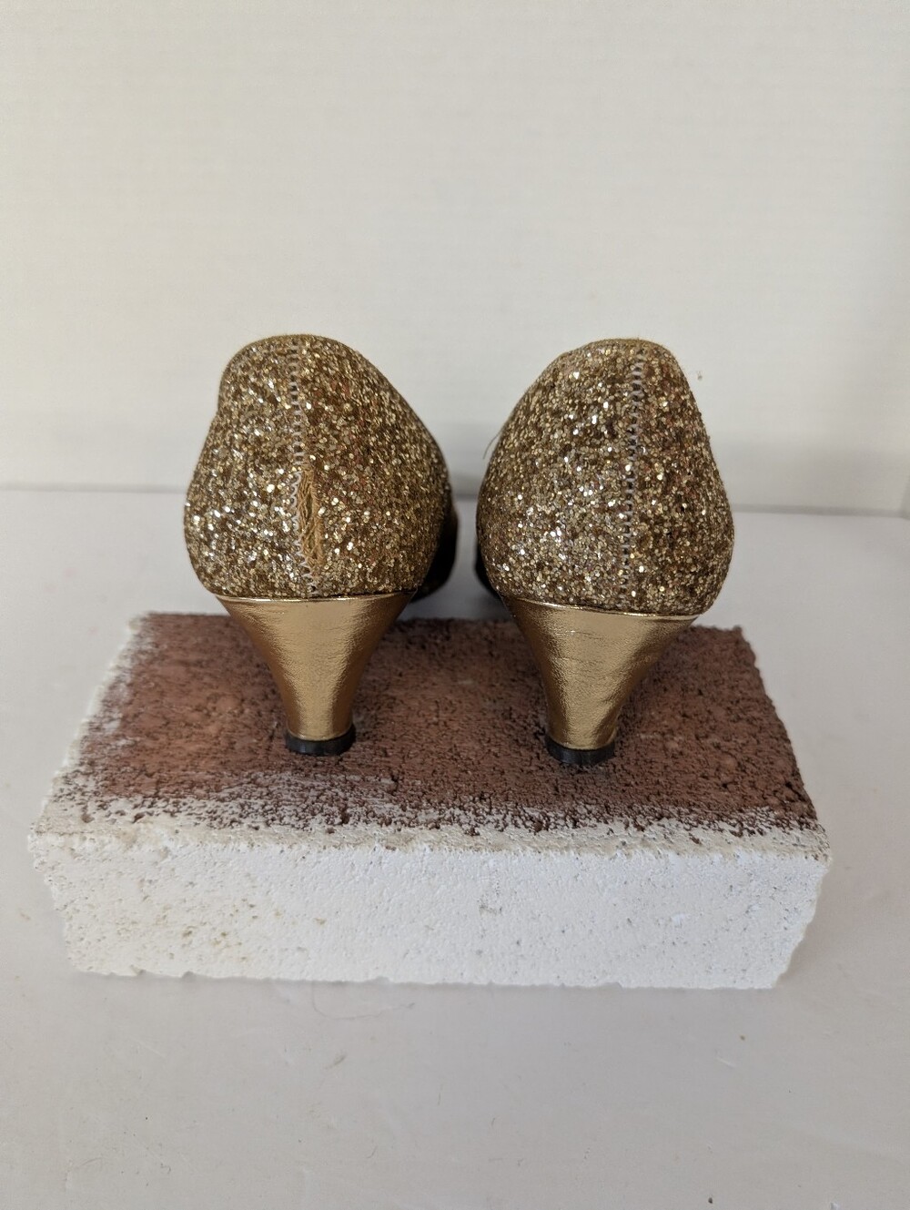 Vintage Shoes Gold Glitter Low Heel Pumps with Bow - 7.5 1960s - Picture 4 of 5